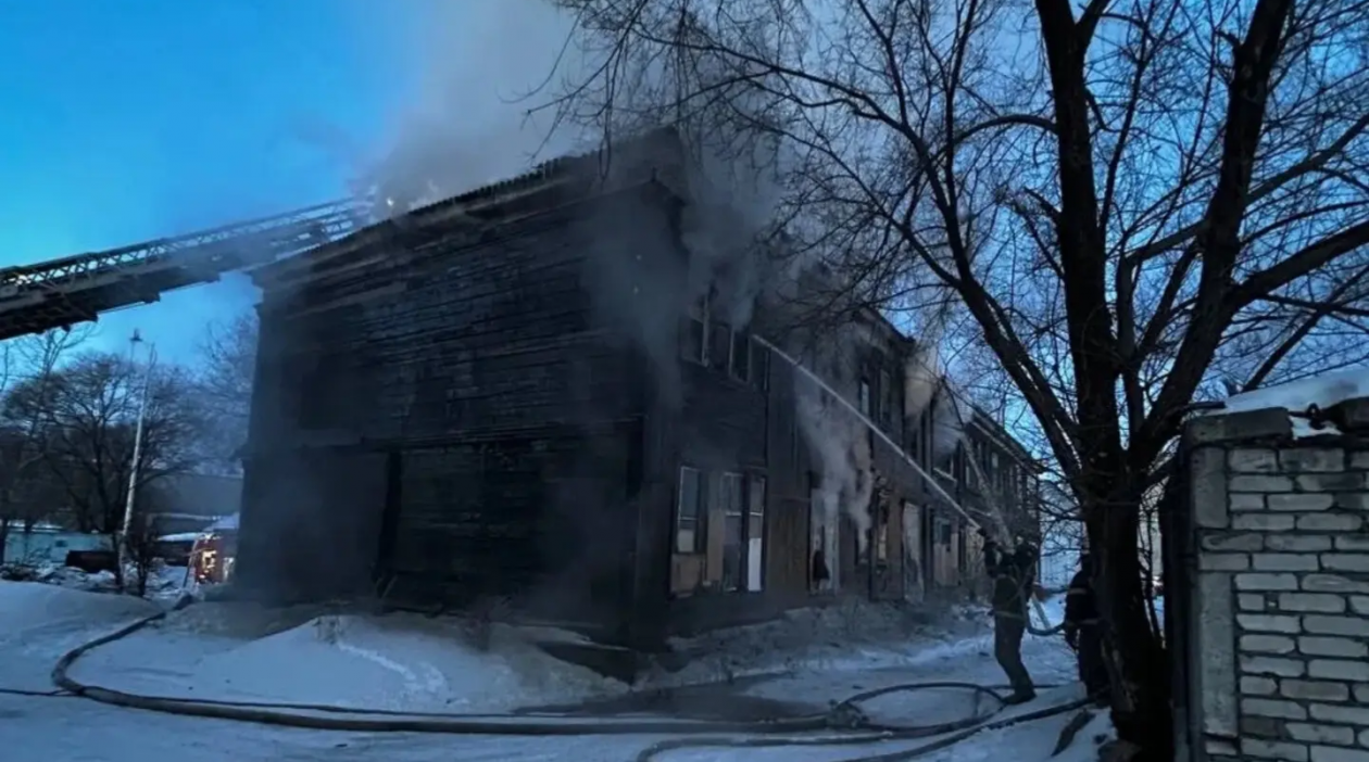 Нежилой дом на улице Зейской тушили утром 6 марта ГУ МЧС России по Амурской области