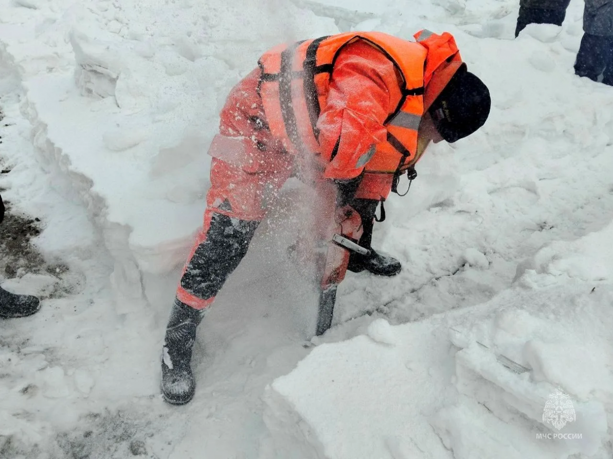 Спасатели в Хабаровском крае начали пилить лёд на реке Хор Предоставлено пресс-службой ГУ МЧС России по Хабаровскому краю