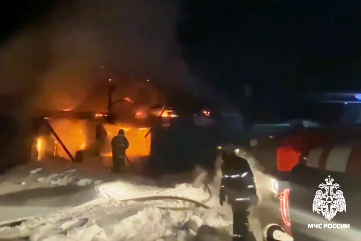 В Бурятии пожар уничтожил два дома МЧС по Бурятии