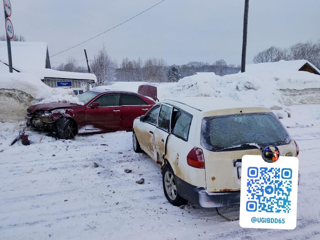 Автомобилист на Сахалине не справился с управлением и &quotвлетел&quot в другую иномарку пресс-служба Госавтоинспекции Сахалинской области