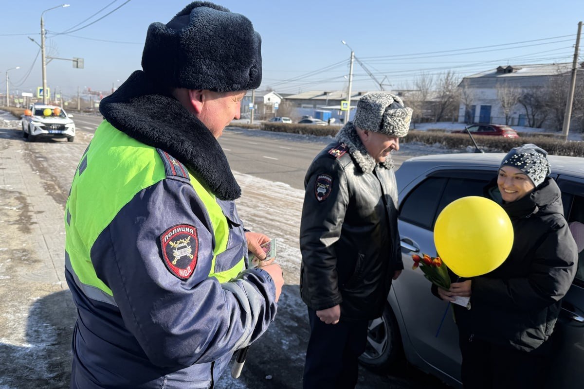 Акцию возглавил начальник региональной Госавтоинспекции, полковник полиции Леонид Минаев. УГИБДД по Бурятии