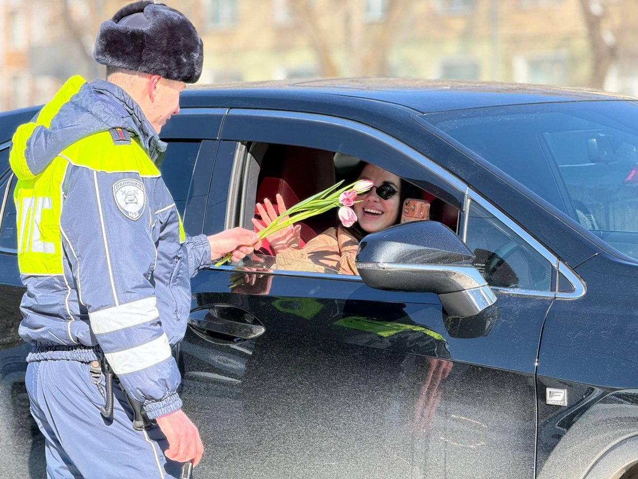 Участницам акции напомнили об осторожности на дорогах Госавтоинспекция Амурской области