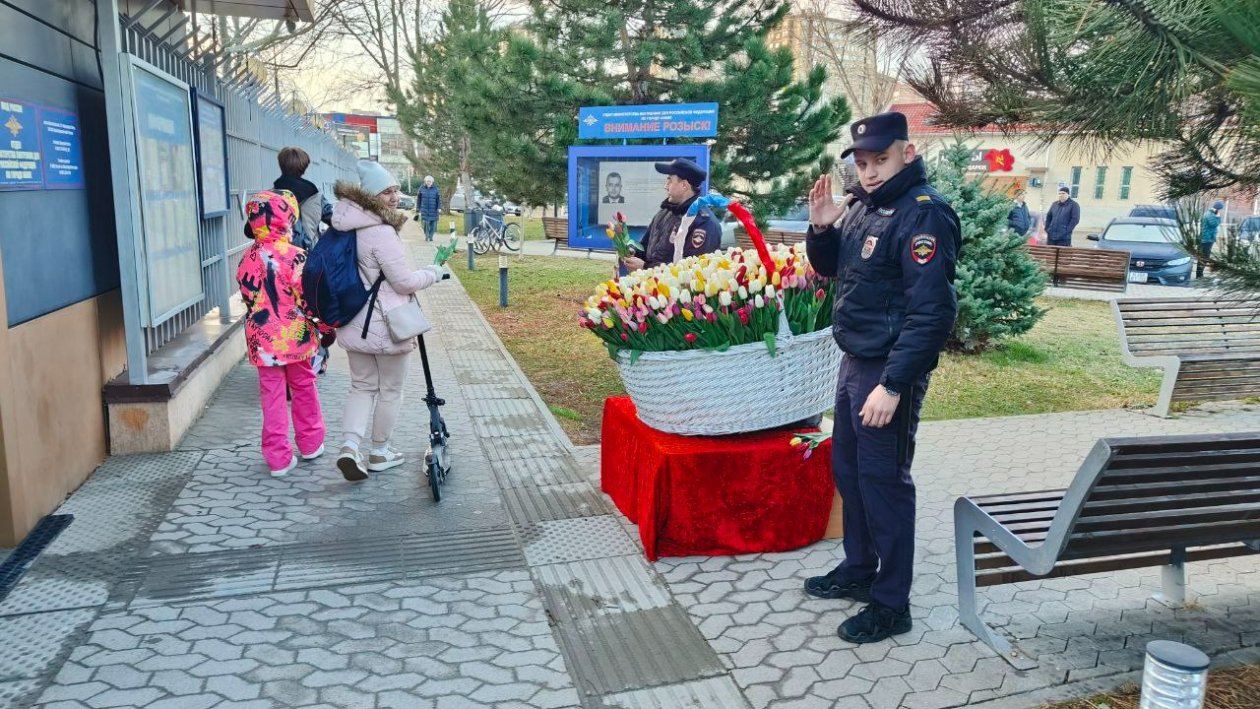 Жительницы Анапы получили цветы от полицейских в честь 8 Марта Отдел МВД России по городу Анапе