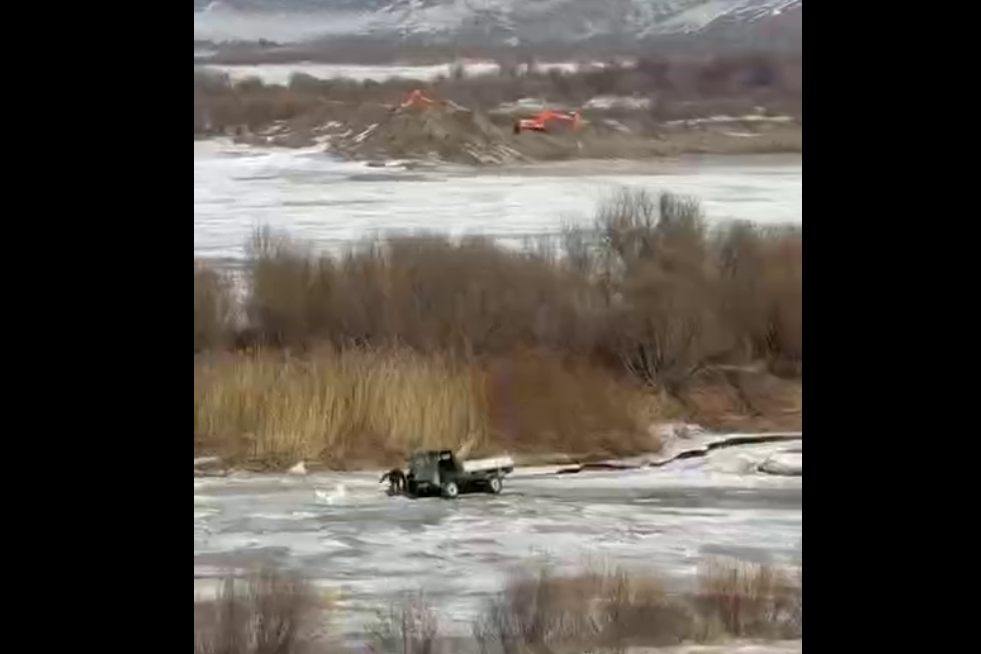 &quotУАЗ&quot провалился под лёд в Бурятии телеграм-канал &quotДТП 03 БУРЯТИЯ&quot