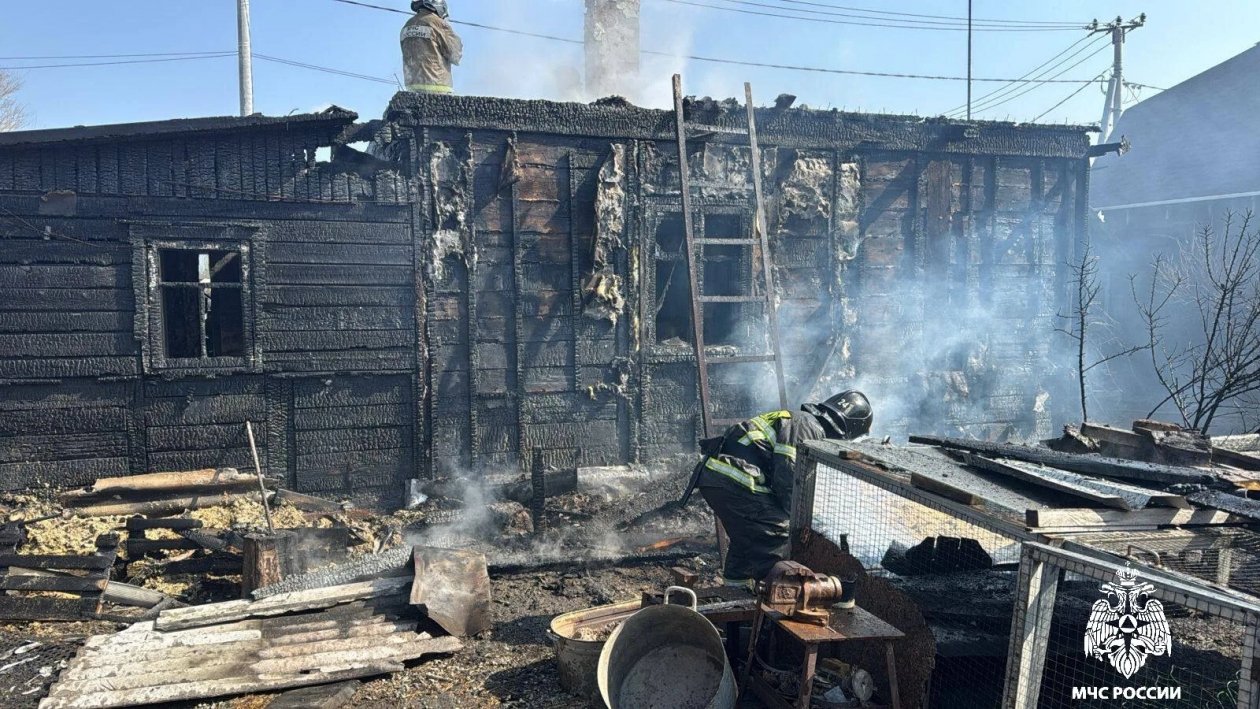 В Артеме пожарные МЧС России потушили частный дом, полностью охваченный огнем МЧС России по Приморскому краю