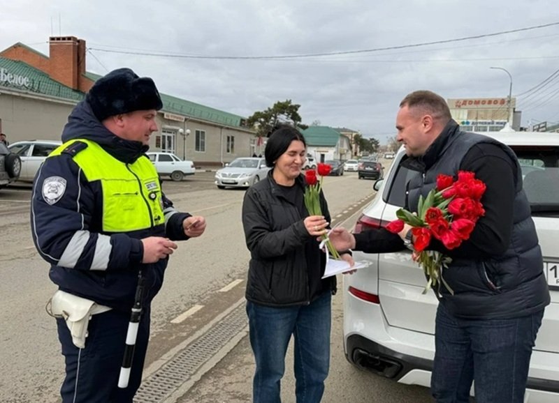 В Абинском районе Кубани стартовала акция &quotЦветы для автоледи&quot Пресс-служба Госавтоинспекции Кубани