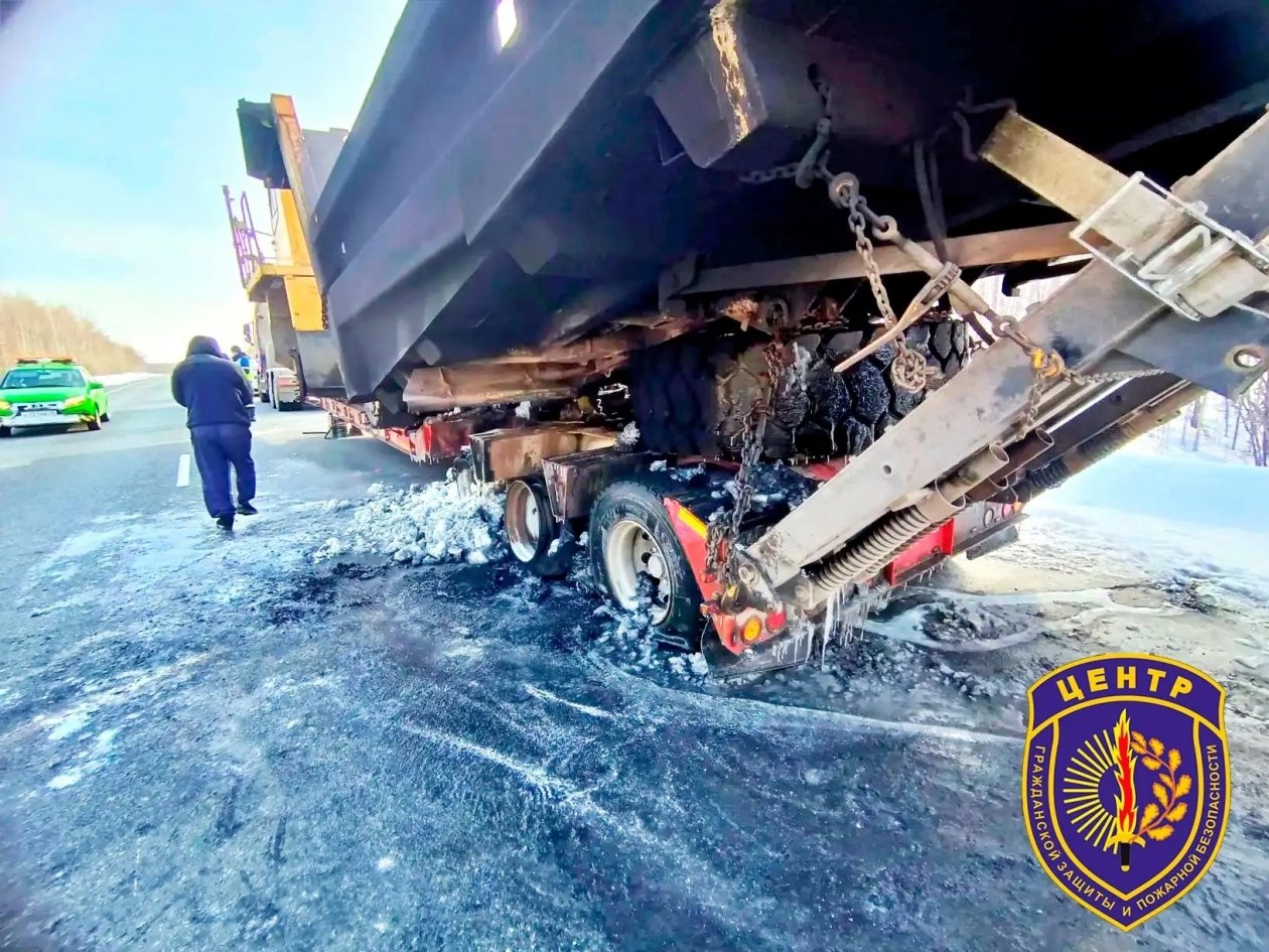 Пожарный расчет спас грузовик на трассе Амурский центр ГЗ и ПБ