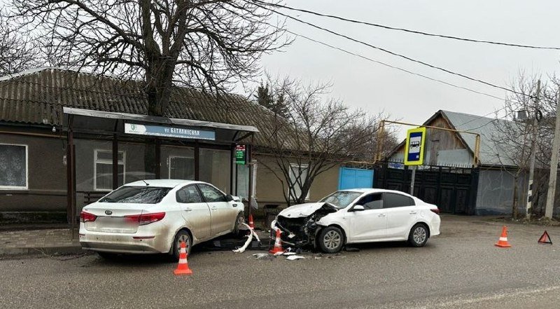 Водитель на иномарке врезался в автомобиль, а потом в остановку на Ставрополье ГАИ Ставрополья