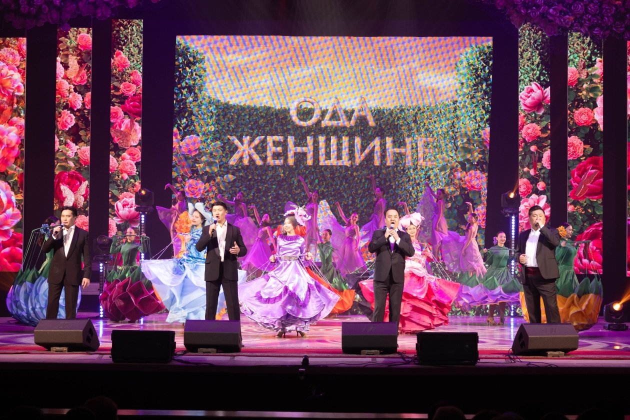 В поздравлениях чиновники подчеркнули роль женщин как хранительниц семьи, профессионалов в разных сферах и опоры для защитников страны. мэрия Улан-Удэ