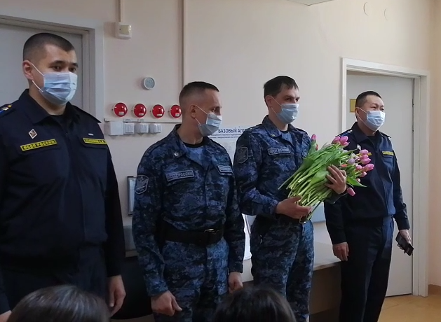 Приставы поздравляют женщин Кадр из видео