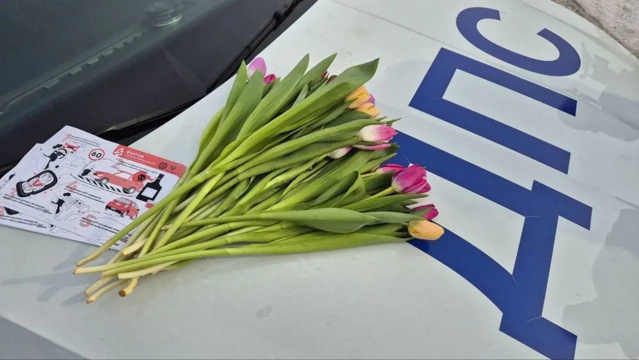 Госавтоинспекторы Приангарья поздравили женщин-водителей с 8 Марта Отдел пропаганды УГИБДД России по Иркутской области