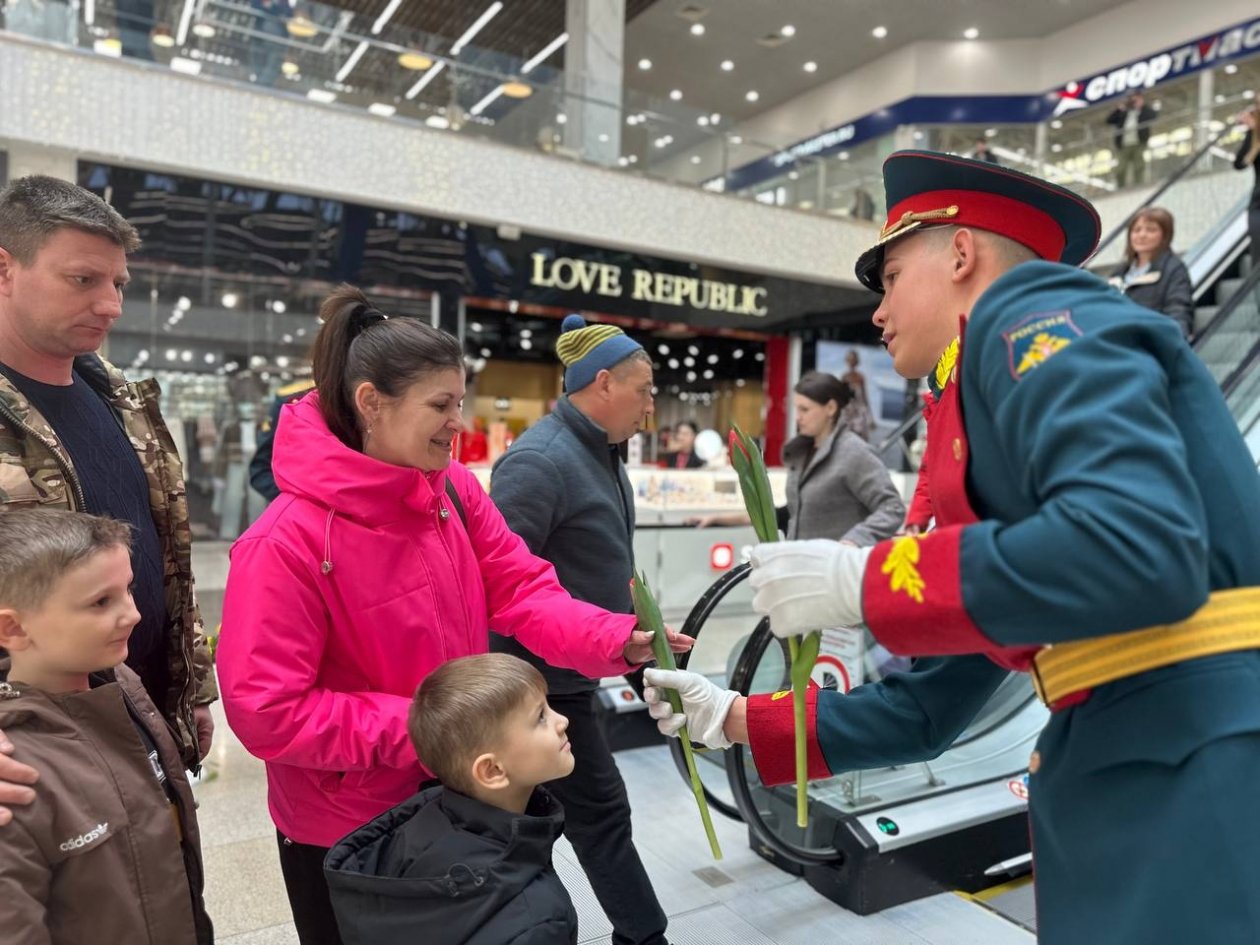 5-й армия поздравила жительниц Уссурийска в Международный женский день Александр Шепырев, ИА UssurMedia