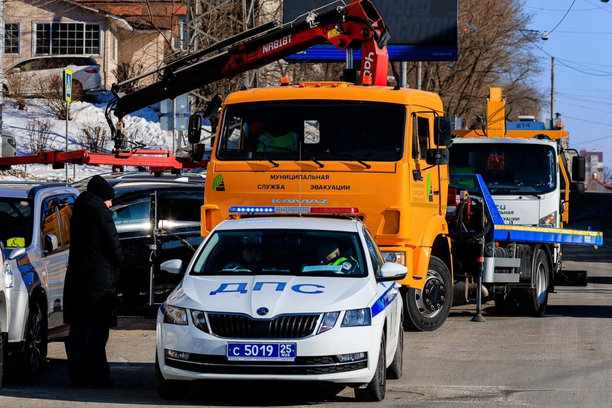 Муниципальная служба эвакуации, эвакуатор, воровайка, ГИБДД, патрульная машина неправильная парковка, остановка стоянка Евгений  Кулешов, ИА PrimaMedia