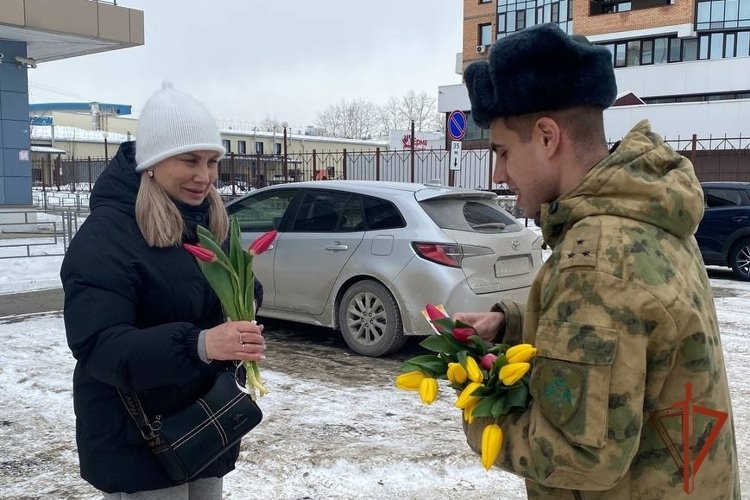 Росгвардейцы поздравили в 8 Марта жительниц Ангарска пресс-служба Управления Росгвардии по Иркутской области