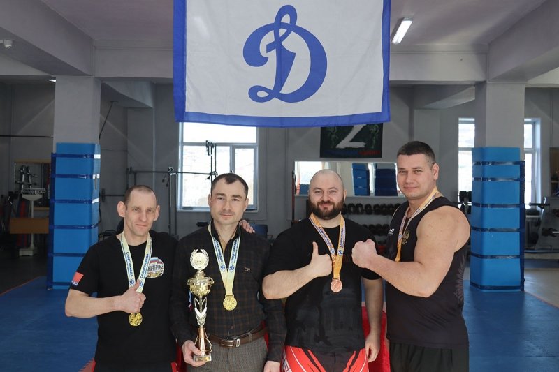 Сборная полицейских Колымы — призёр соревнований по гиревому спорту УМВД России по Магаданской области