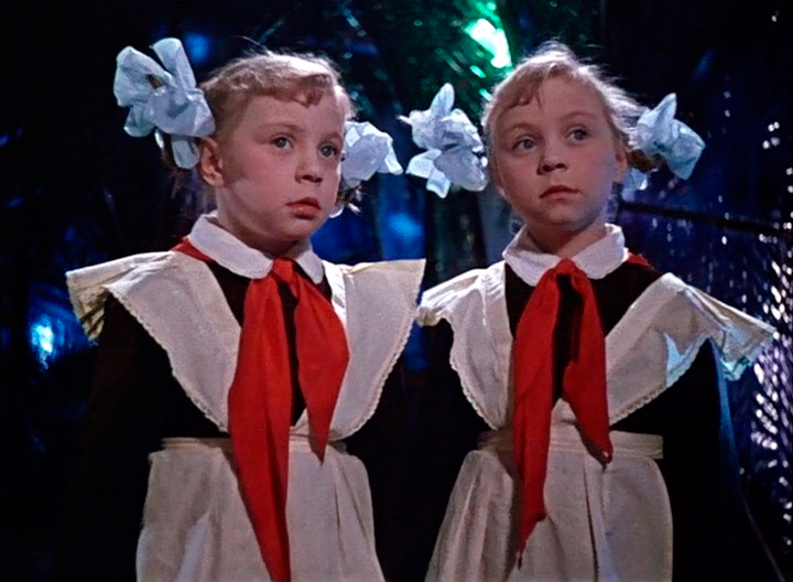 Оля и Яло кадр из фильма &quotКоролевство кривых зеркал&quot (0+), 1963 год