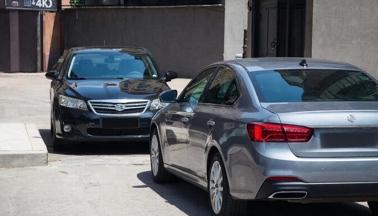 Если машину заблокировали на парковке: в ГАИ рассказали, что делать водителю в такой ситуации ИИ Kandinsky (18+)