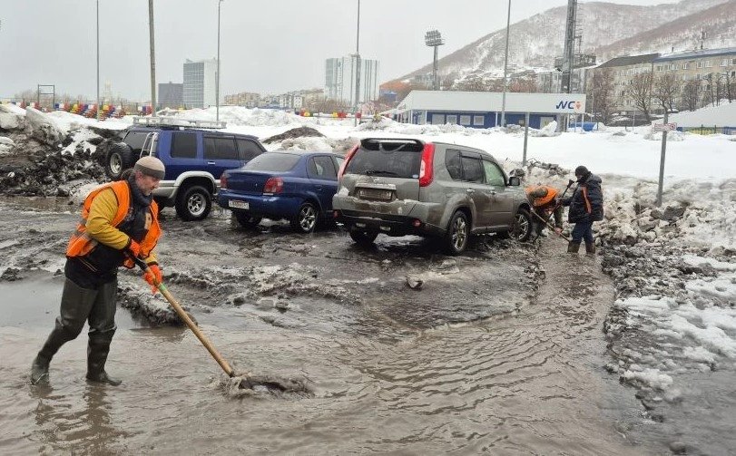 Расчистка дорог Петропавловска-Камчатского от воды и снега пресс-служба администрации ПКГО