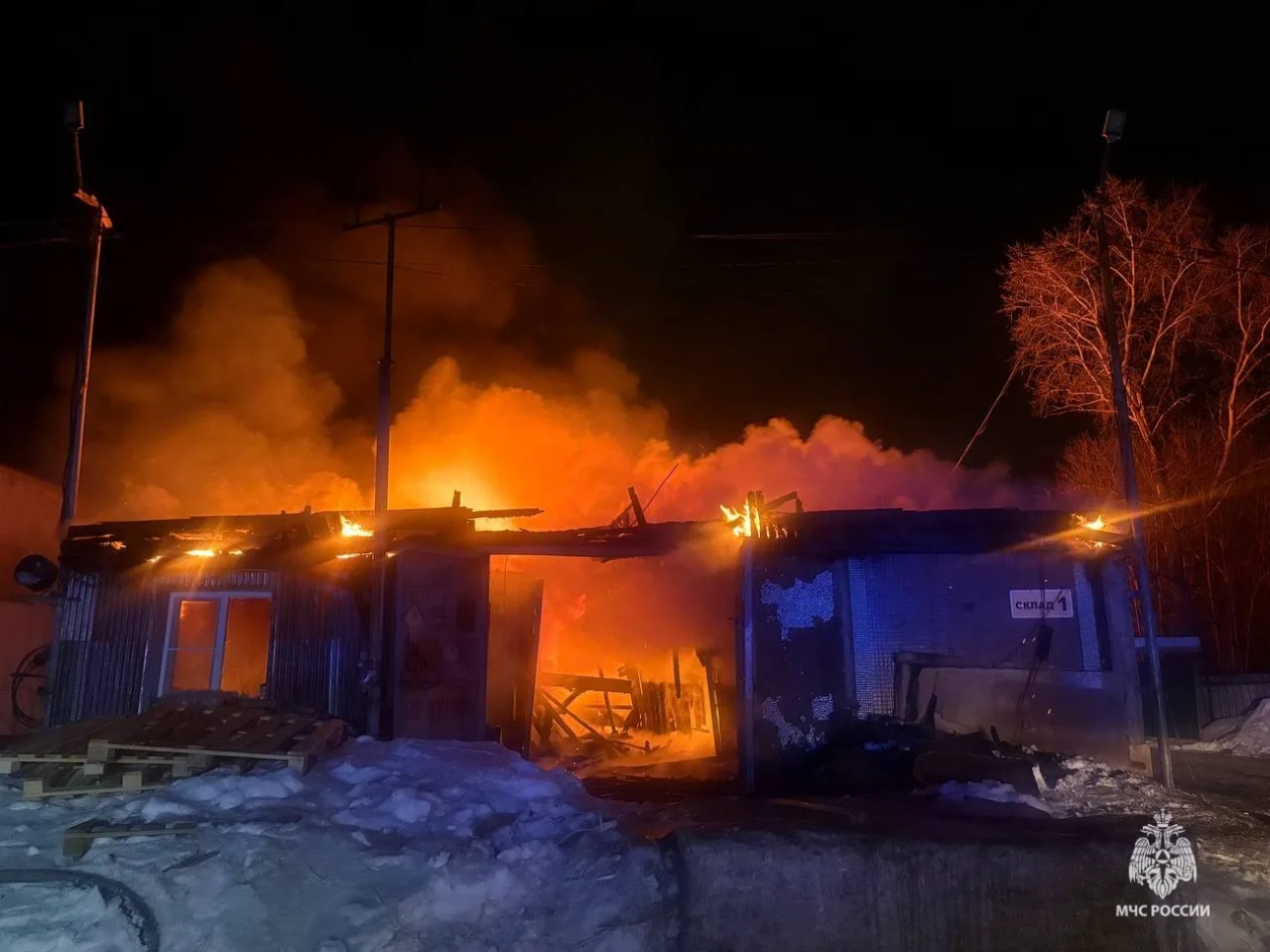 В Хабаровске сгорел склад с автомобильными маслами Пресс-служба ГУ МЧС России по Хабаровскому краю
