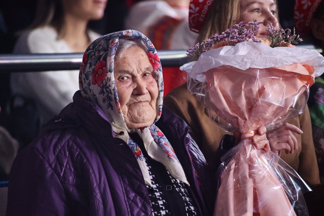 Надежда Кадышева поздравила ветерана Великой Отечественной войны на концерте в Иркутске Юлия Ушакова, ИА IrkutskMedia