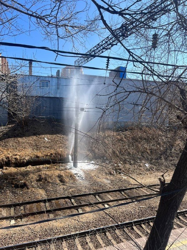 Фонтан воды бьёт из-под земли на станции &quotЛуговая&quot во Владивостоке ТГ-канал (18+) &quotМиша всегда прав&quot