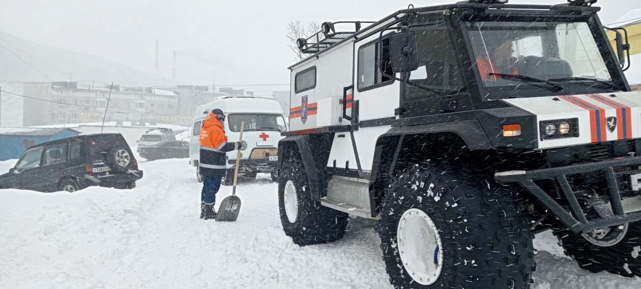 Спасатели помогли застрявшим в &quotснежном плену&quot сотрудникам скорой помощи ПСЦ Магаданской области