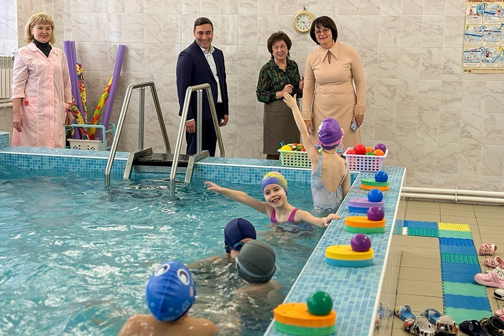 Тимур Магинский, в сопровождении начальника управления образования Евгении Мухамадиевой, проинспектировал работу бассейна в детском саду № 8 пресс-служба администрации НГО