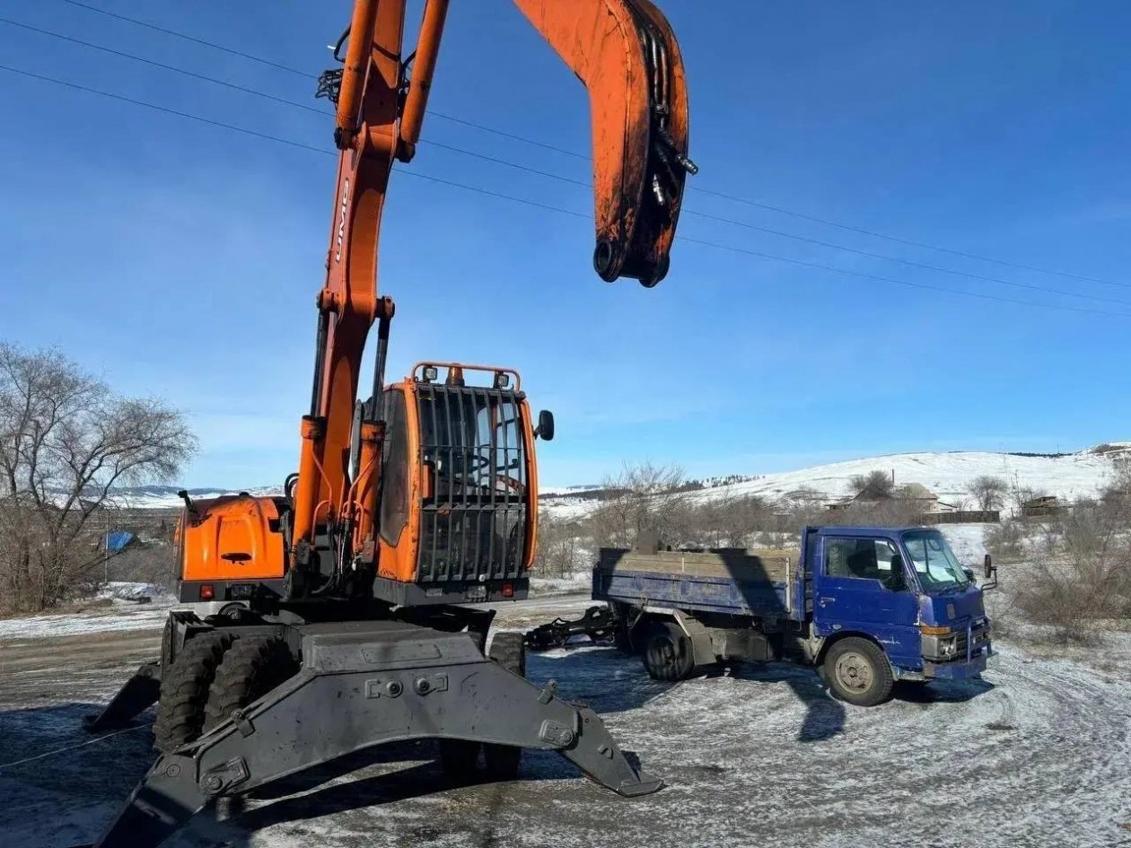 В Бурятии упавший ковш экскаватора насмерть придавил рабочего СК по Бурятии