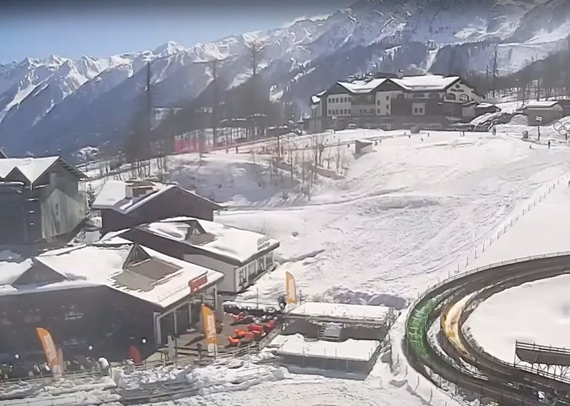 В горах Сочи зима не сдается и наметает трехметровые сугробы rosakhutor/webcams
