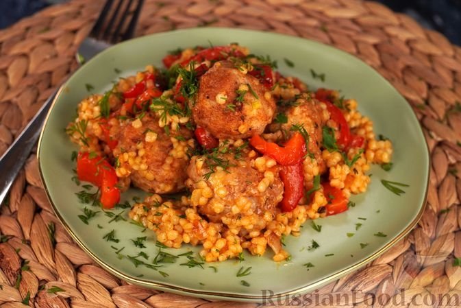 Птитим со сладким перцем и куриными фрикадельками - ароматно, аппетитно и вкусно. Запекается в духовке russianfood.com