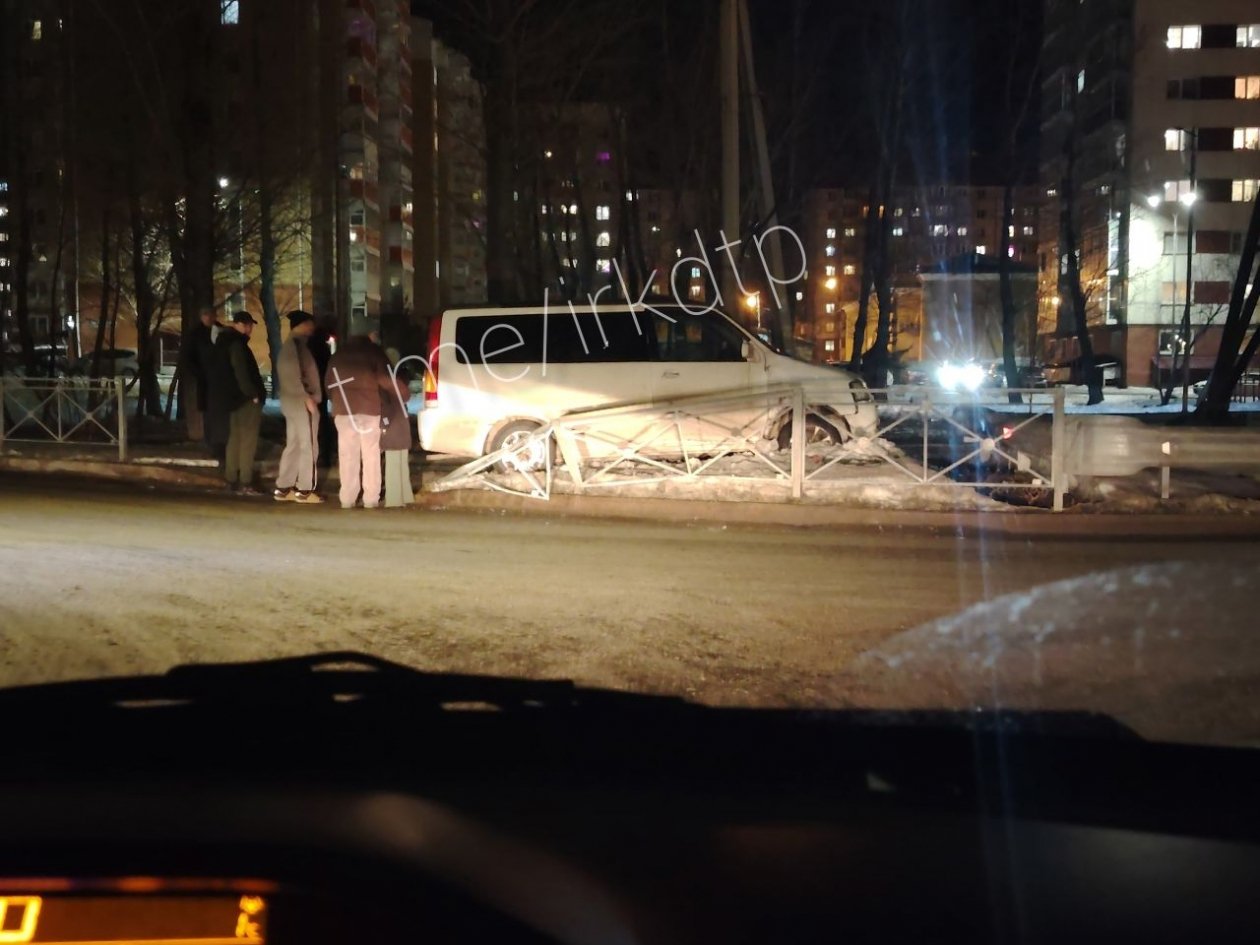 Минивэн снес ограждение на улице Ленинградской в Иркутске ДТП 38RUS в тг (18+)