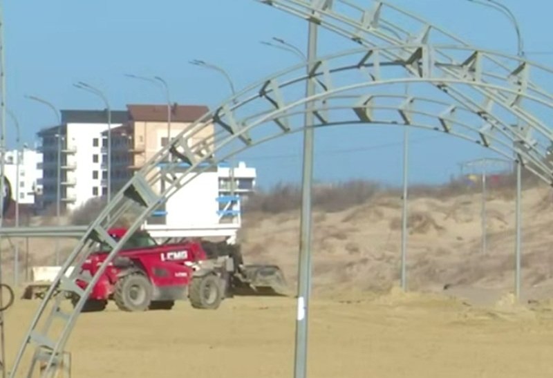 В Анапе засыпали тестовый участок пляжа новым песком за 13 дней Скриншот видео краевого оперштаба