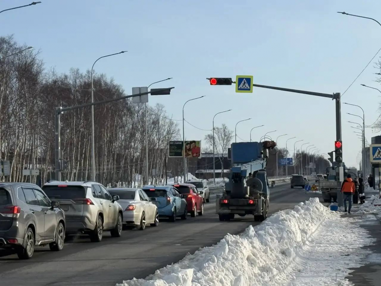 Светофор на проспекте Мира пресс-служба министерства транспорта и дорожного хозяйства Сахалинской области
