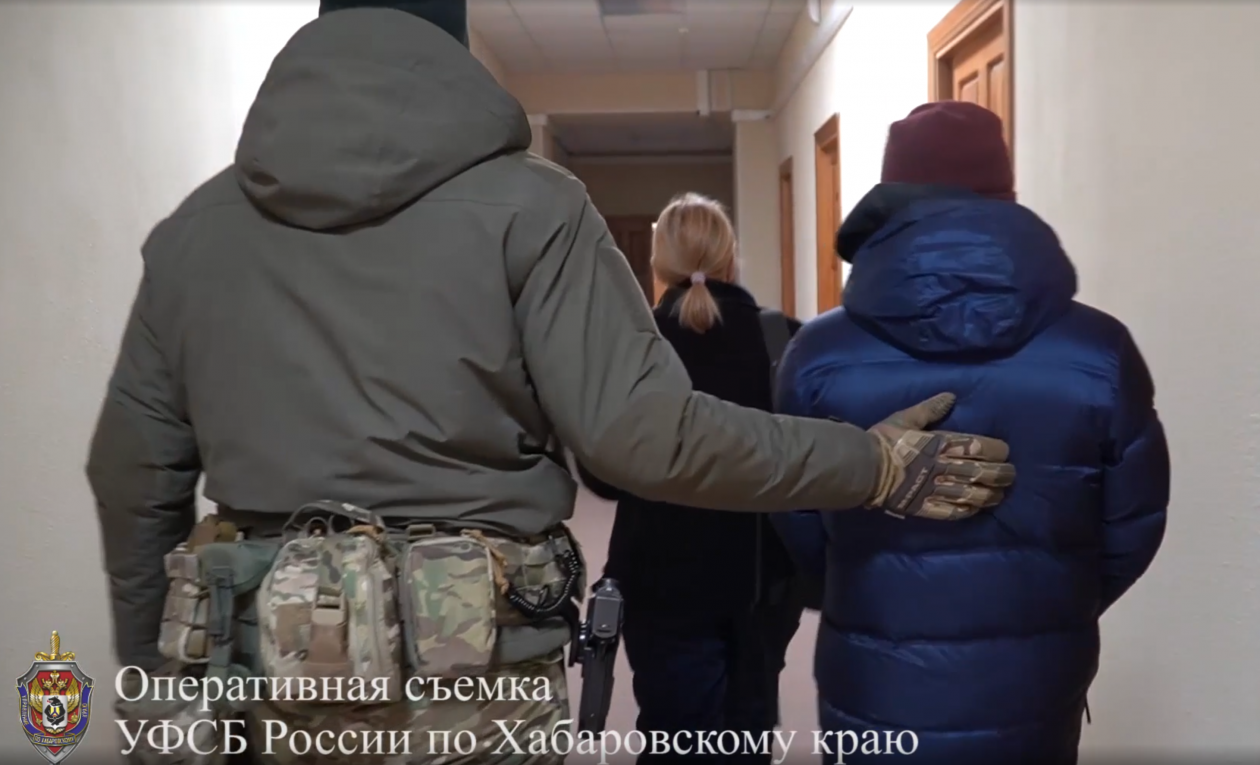 За госизмену и помощь украинским спецслужбам осудили жительницу Хабаровска Скриншот с видео УФСБ России по Хабаровскому краю