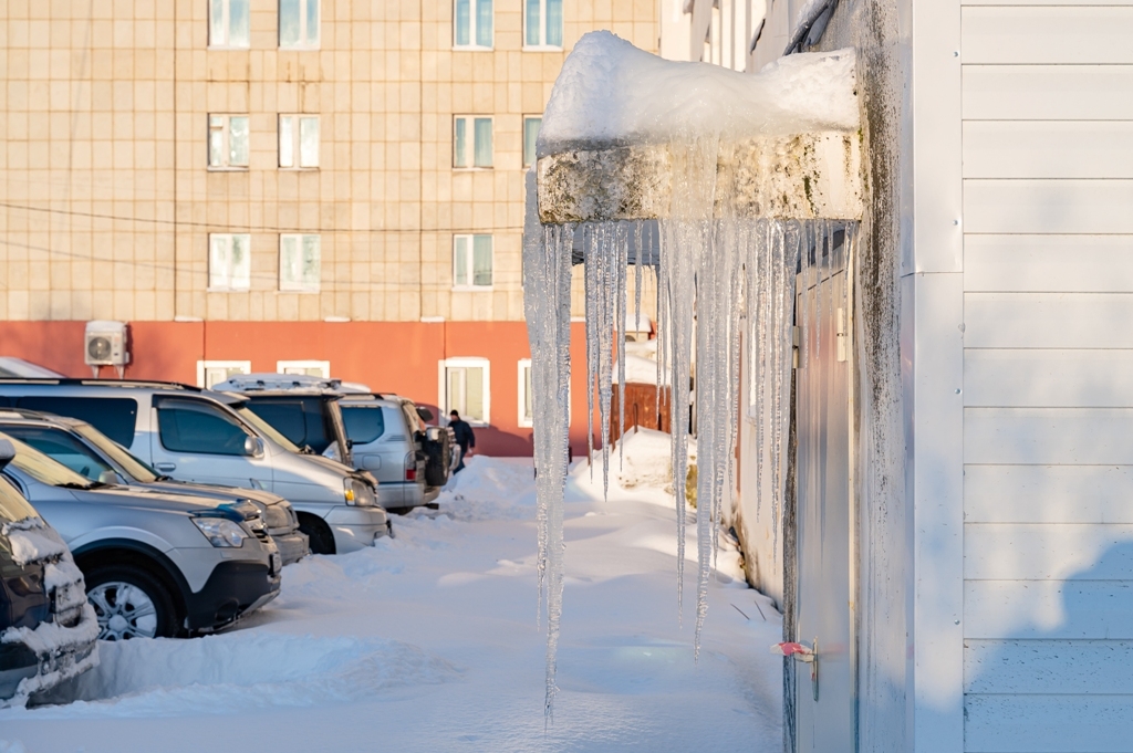Магаданцам напоминают о правилах безопасности при появлении льда на крышах Источник
