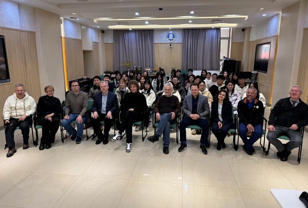 Участники российской делегации (Тянцзиньский университет иностранных языков) ИА PrimaMedia