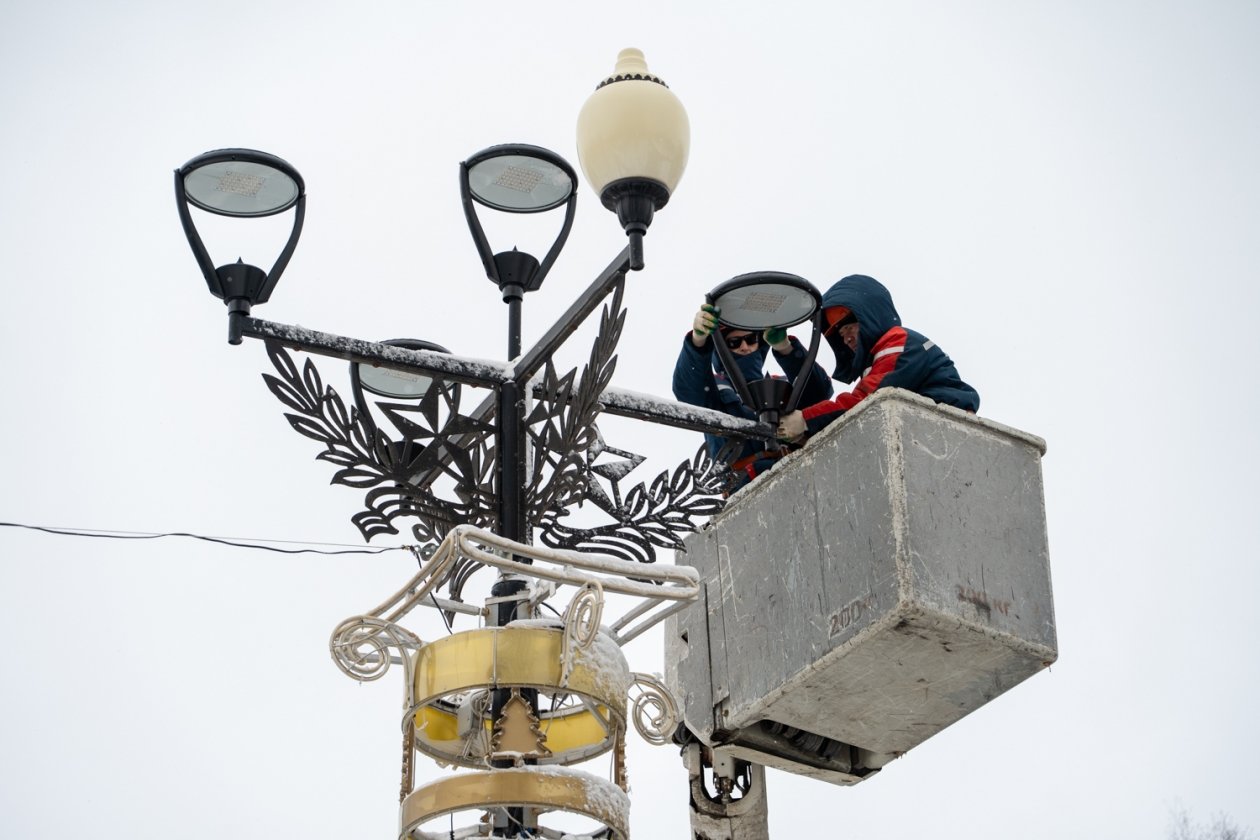 Установка новых уличных светильников в Южно-Сахалинске пресс-служба администрации Южно-Сахалинска