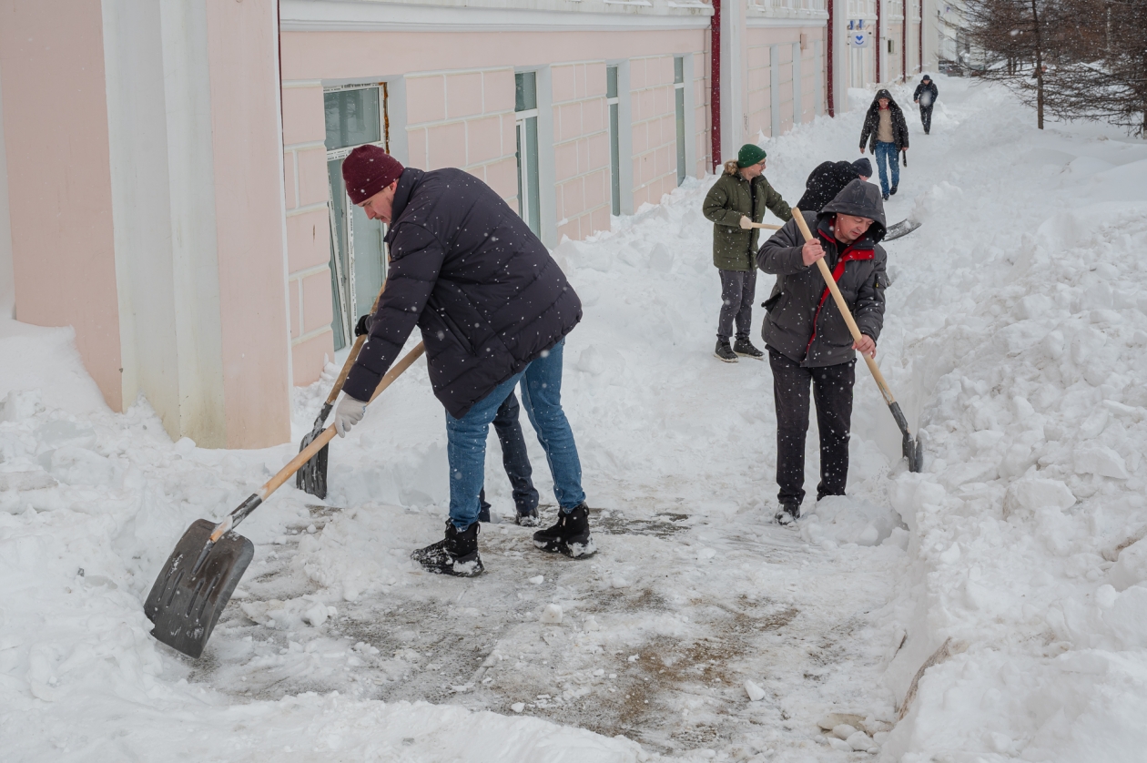 Магадан объединился в борьбе со снежной стихией Источник