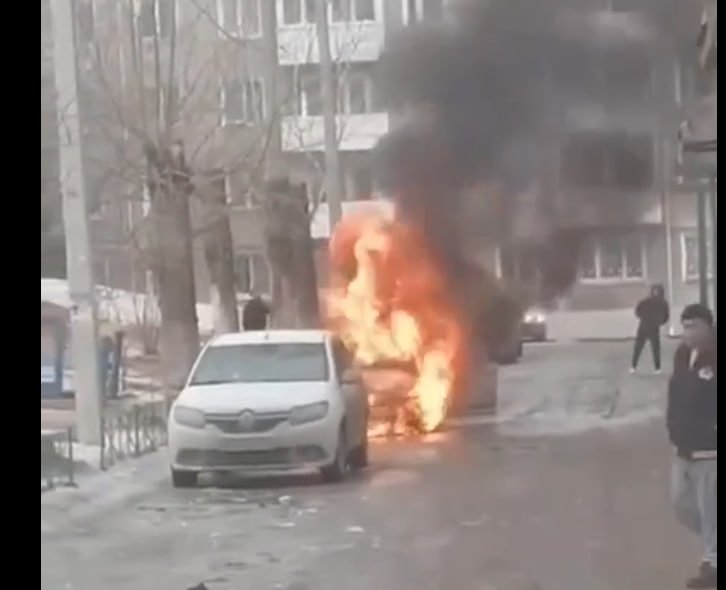 Легковушка сгорела в одном из дворов Ленинского округа Иркутска Тг-канал &quotДТП38&quot (18+)