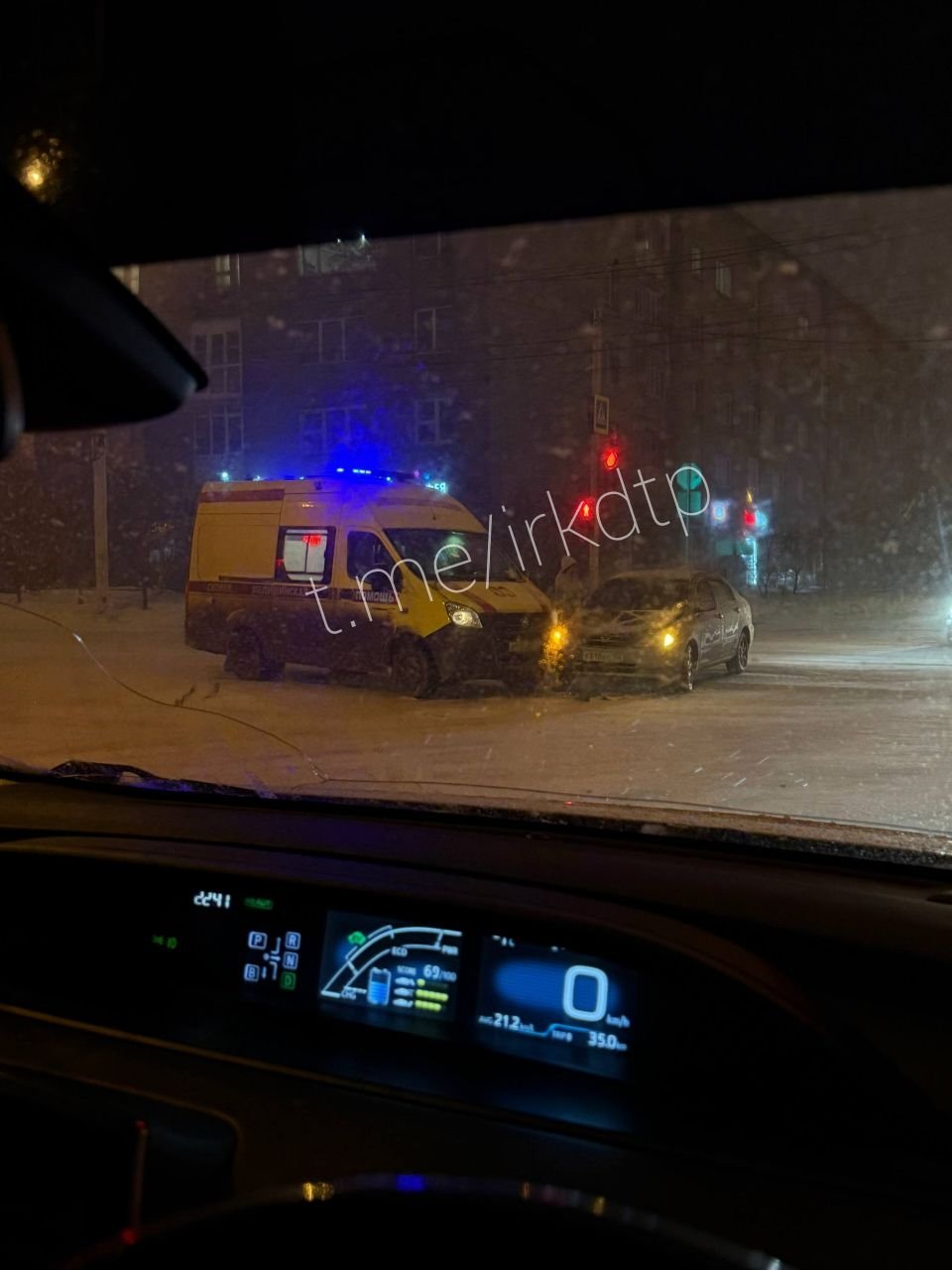 Иномарка столкнулась с каретой скорой помощи в Октябрьском округе Иркутска Тг-канал &quotДТП38&quot (18+)