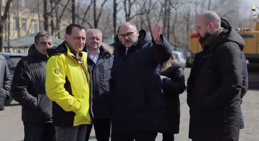 Мэр Владивостока Константин Шестаков проинспектировал расчистку русла реки Объяснения стоп-кадр из видео-сюжета пресс-службы мэрии Владивостока