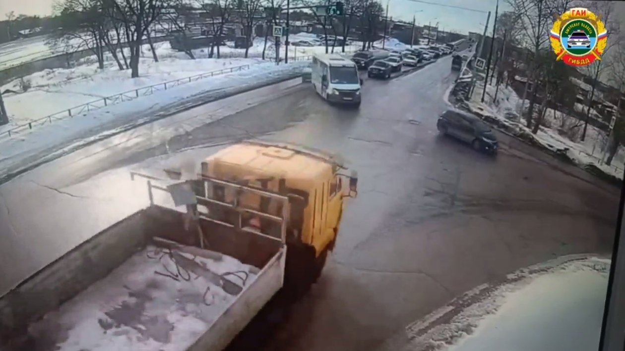 Водитель &quotмаршрутки&quot поворачивал налево с крайней правой полосы Госавтоинспекция Амурской области