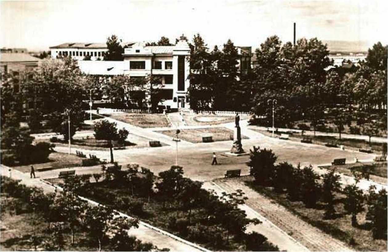 Площадь перед городской администрацией Госархив ЕАО