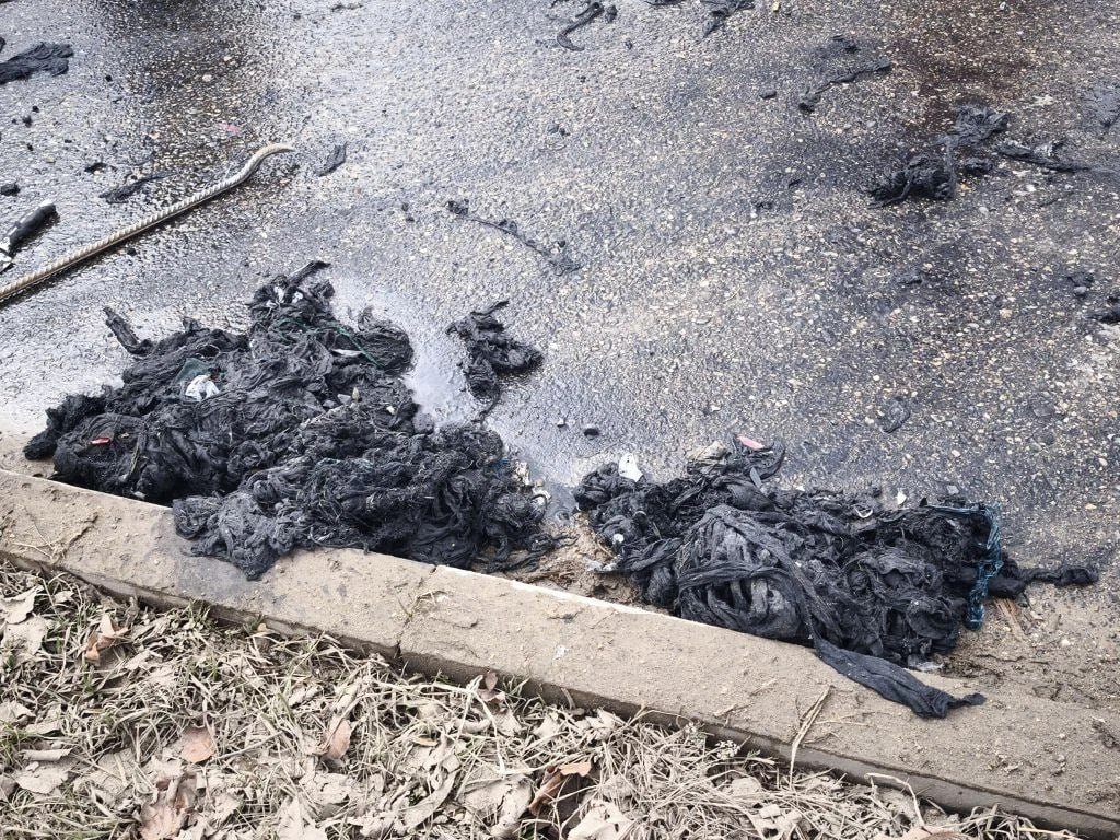 Забитую канализацию несколько часов прочищают коммунальщики в Ессентуках соцсети Владимира Крутникова