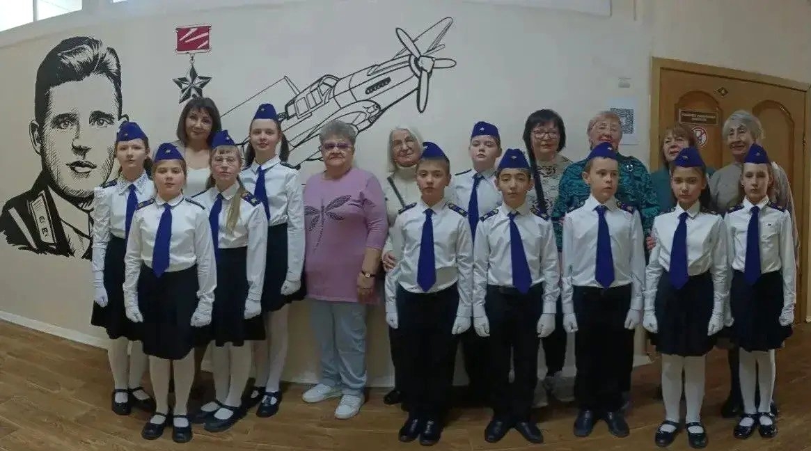 Мурал в честь легендарного советского летчика создали в школе Пятигорска администрация Пятигорска