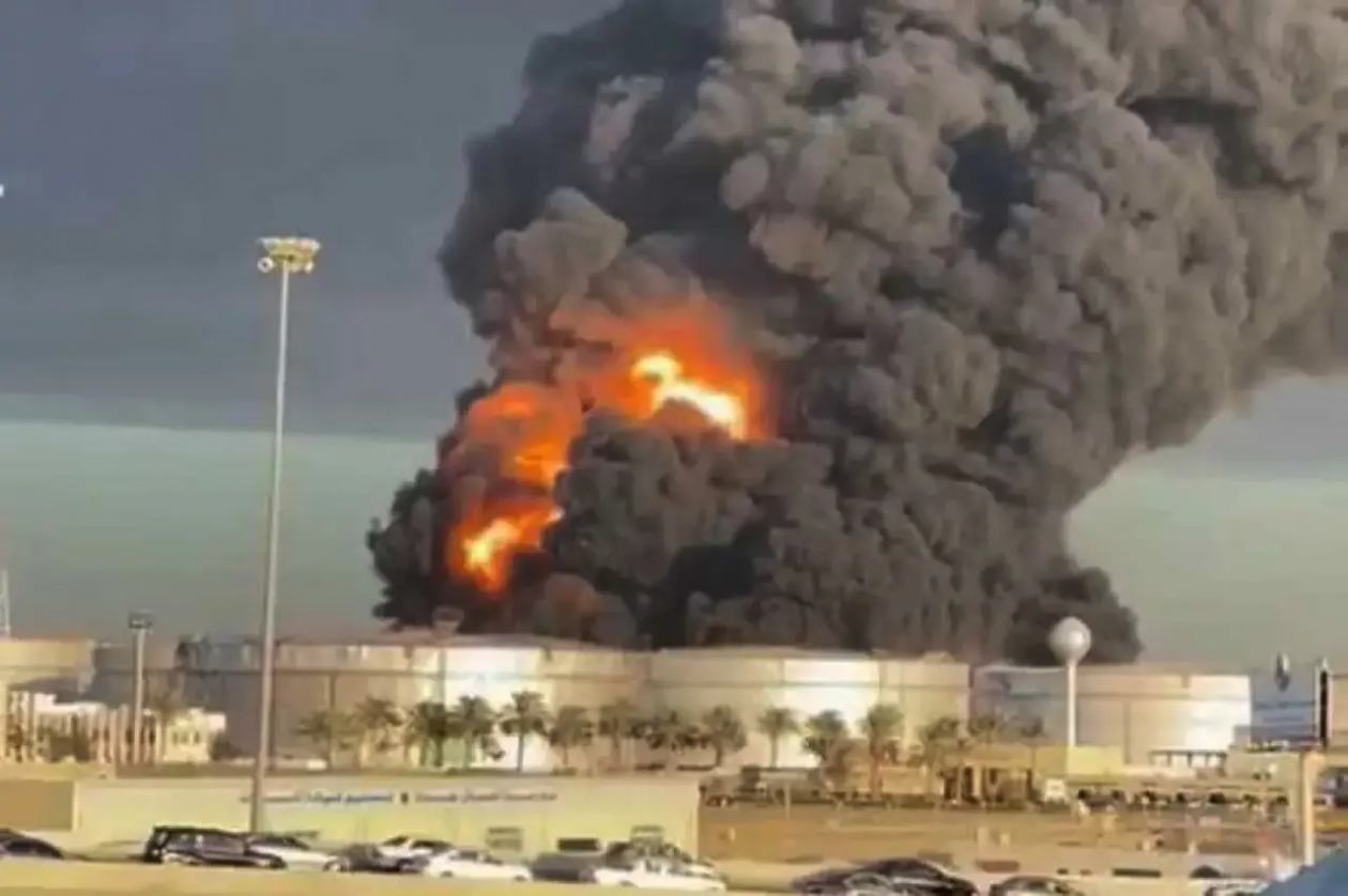 Пожар на нефтехранилище в ОАЭ Фото из открытых источников