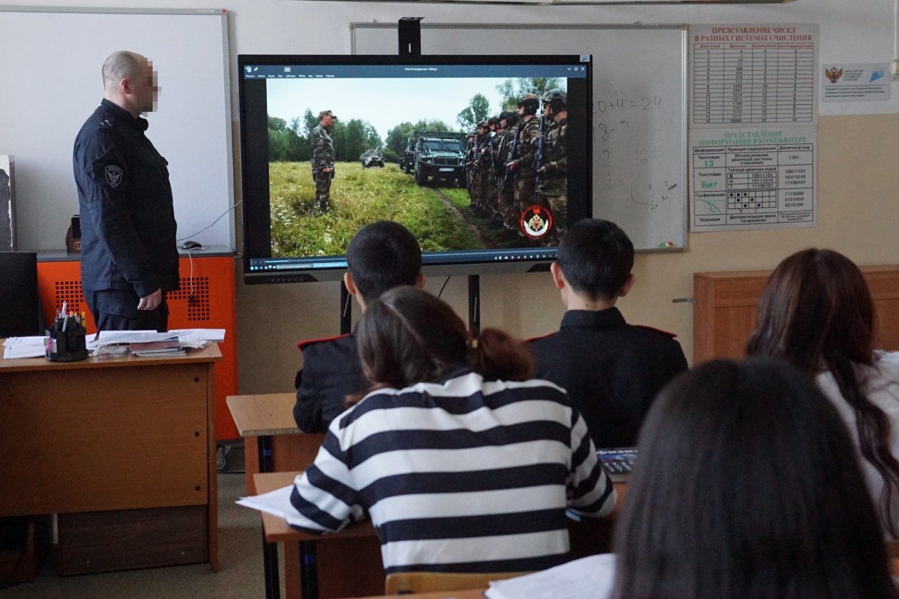 Урок мужества для школьников провели росгвардейцы Хабаровска Предоставлено пресс-службой Управления Федеральной службы войск национальной гвардии РФ по Хабаровскому краю