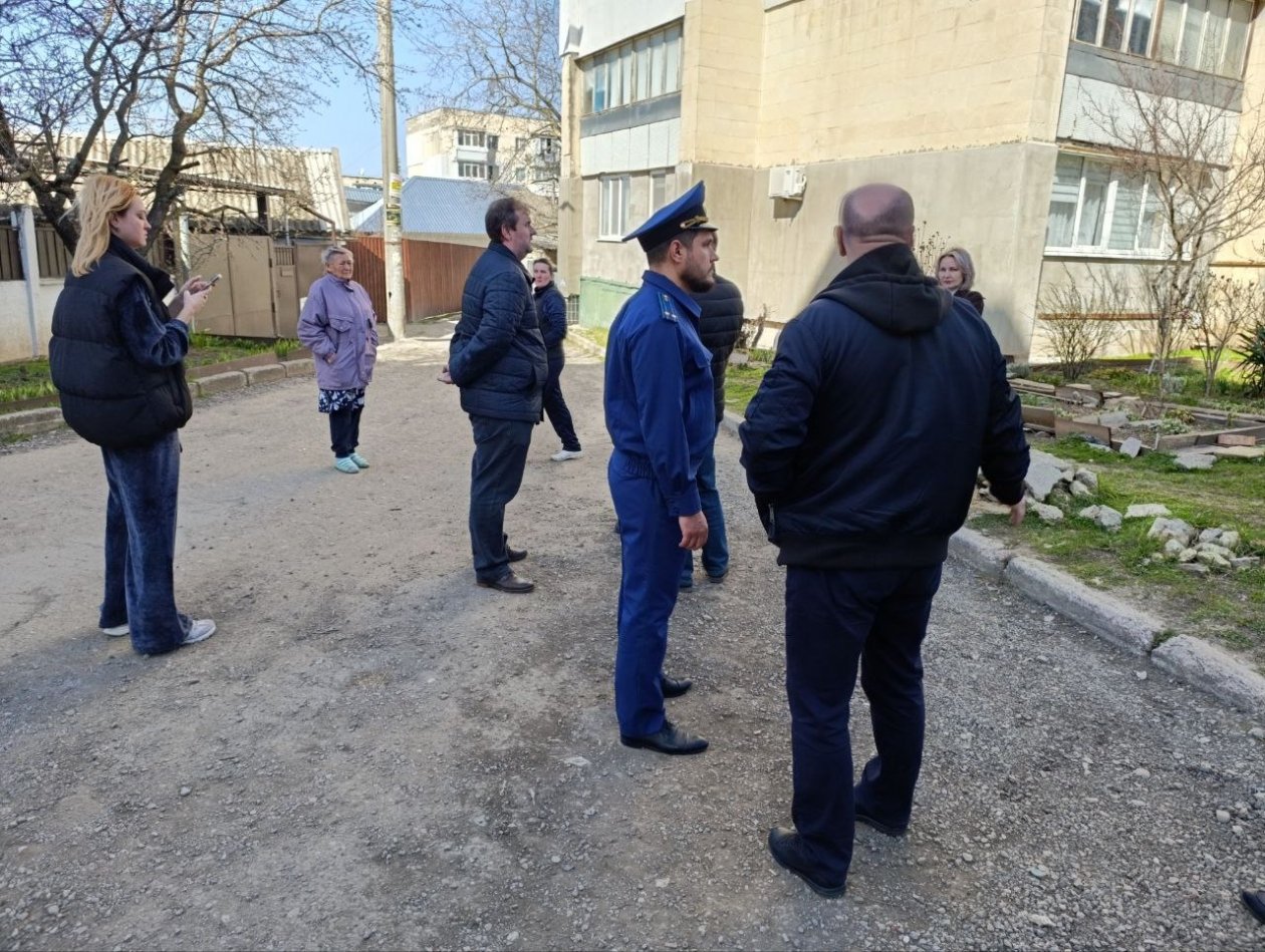 Общественники встретились с жителями дома Народный фронт Крыма