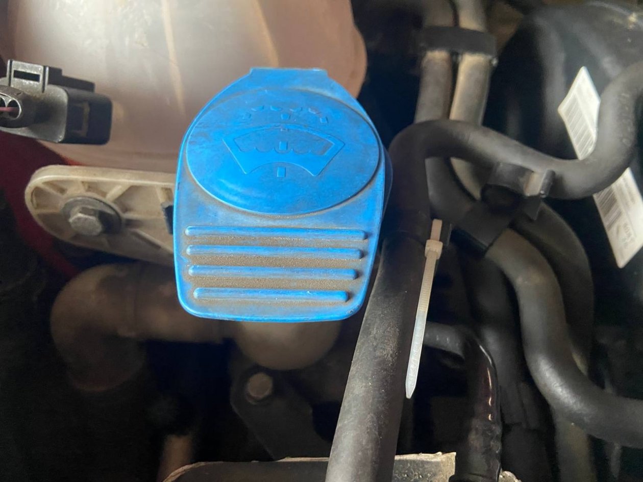 Заливаю газировку в бачок омывателя каждую весну - мощный эффект на форсунки ИА SevastopolMedia