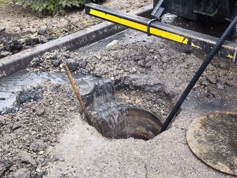 Второй день из забитой канализации Ессентуков достают тряпки и прочий мусор соцсети Владимира Крутникова